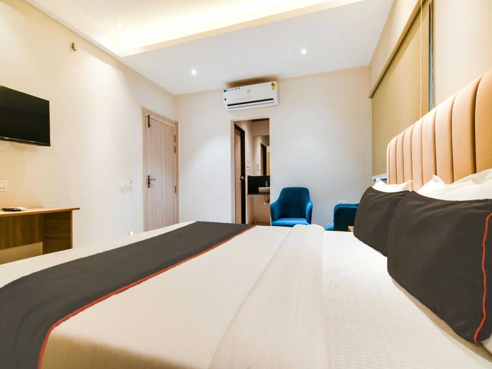 Collection O Hotel Mint Индаур Экстерьер фото