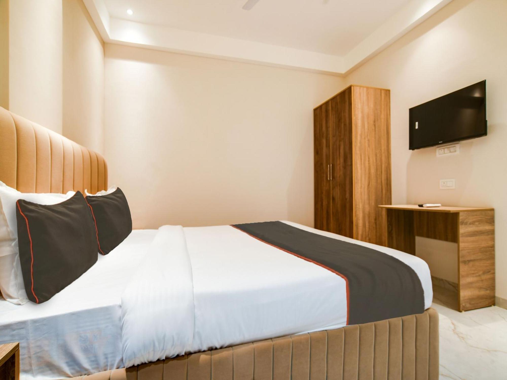 Collection O Hotel Mint Индаур Экстерьер фото