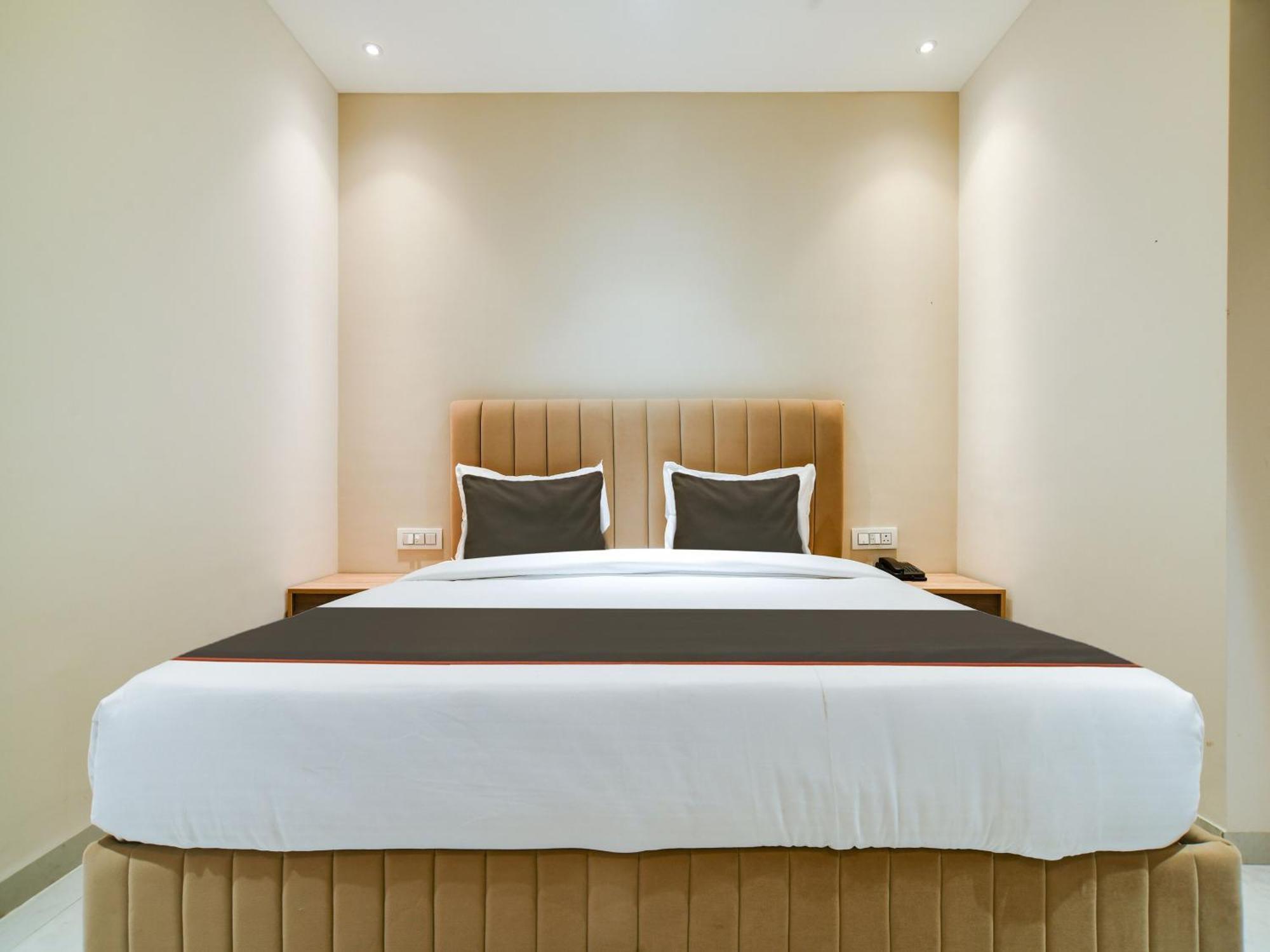 Collection O Hotel Mint Индаур Экстерьер фото