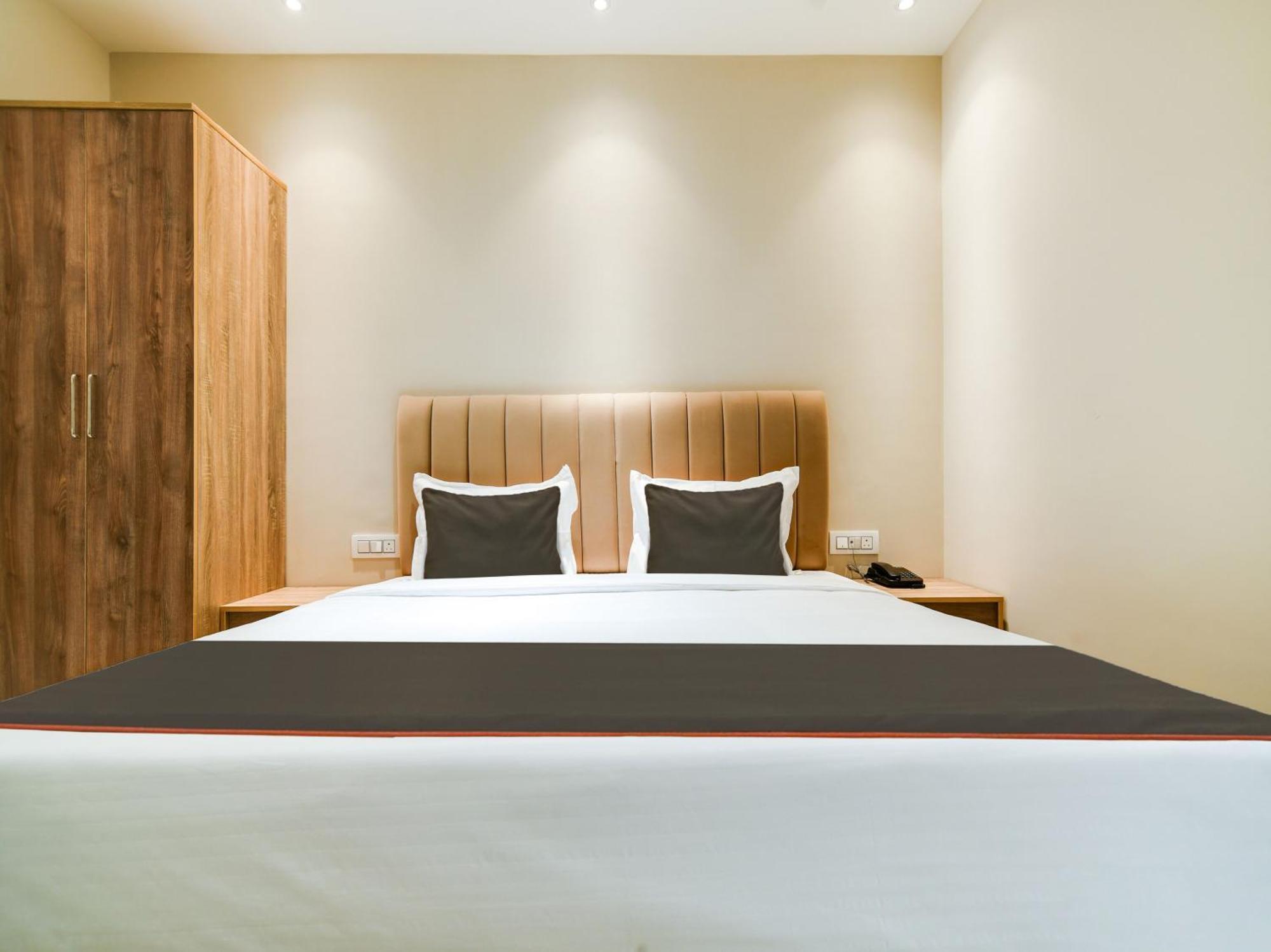 Collection O Hotel Mint Индаур Экстерьер фото